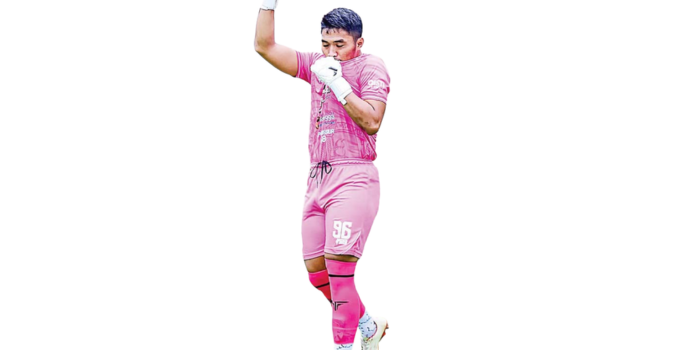 PERCAYA TIM: Kiper Persikoba Batu Ahmad Hanif memperkuat tim pada laga babak 16 besar Liga 4 Jawa Timur di Stadion Brantas, beberapa waktu lalu.