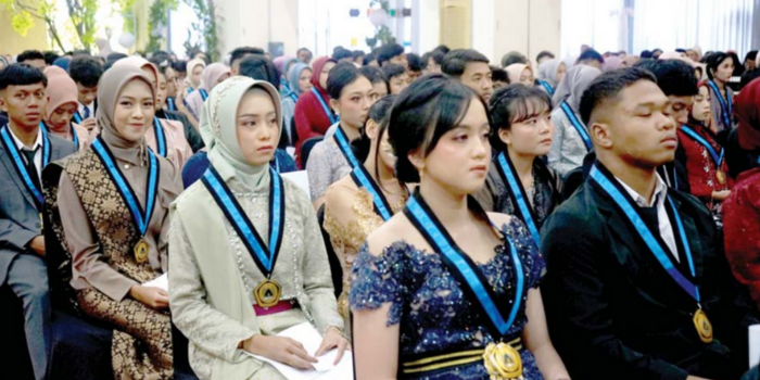 PURNAWIYATA: Ratusan siswa SMAN 2 Batu menjalani prosesi wisuda tahun lalu (RORI DINANDA BESTARI/RADAR BATU).