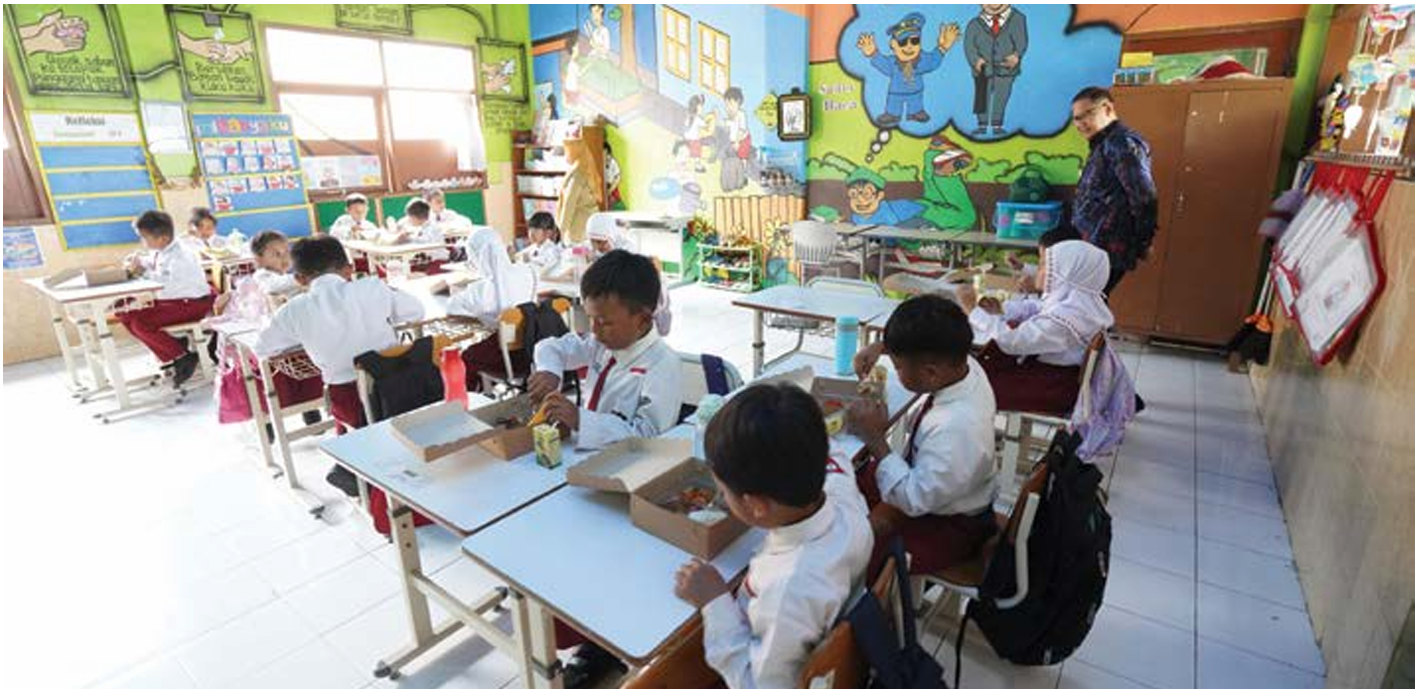 LAHAP: Salah seorang murid SD di Kota Batu sedang menikmati menu makan siang bergizi pada saat uji coba akhir tahun lalu. PROKOPIM KOTA BATU FOR RADAR BATU