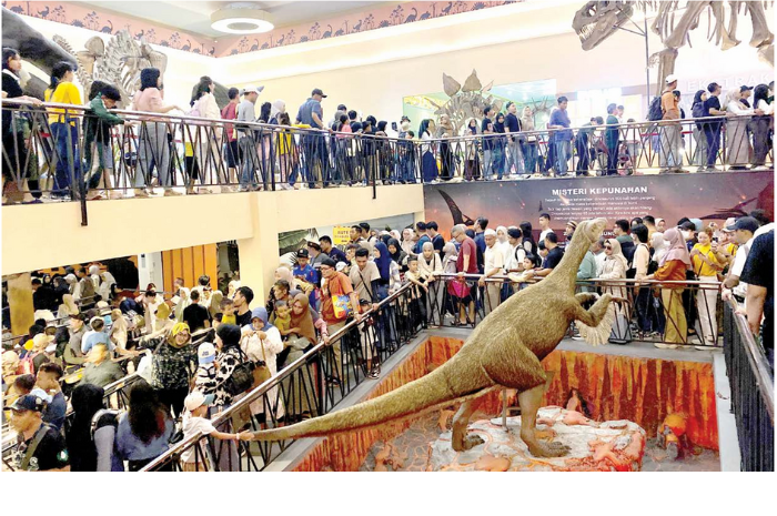 ANTREAN MENGULAR: Wisatawan memadati area wahana jelajah lima benua di Jawa Timur Park 3 kemarin (6/4). (RORI DINANDA BESTARI/RADAR BATU)