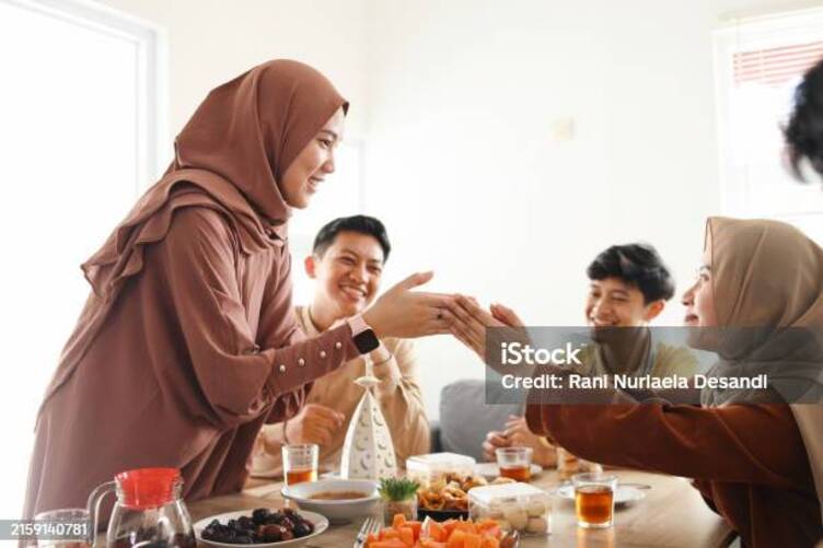 Ilustrasi Halal Bihalal (iStock/Rani Nurlaela Desandi)