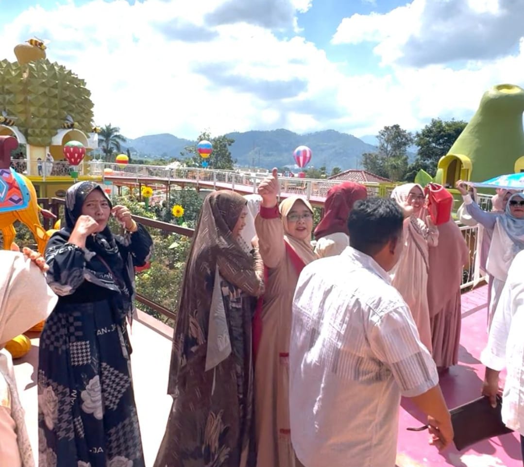 RAMAI: Pengunjung Agrowisata Durian Fantasi Kota Batu saat libur Lebaran membeludak.
