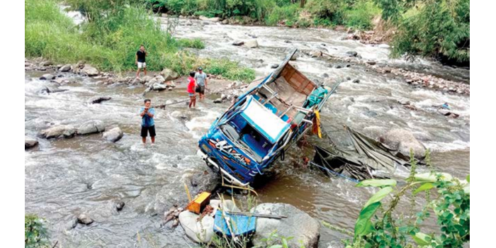 GOTONG ROYONG: Sejumlah warga tampak membantu proses evakuasi truk yang terjun bebas ke sungai di Jalan Raya Brigjen Abdul Manan Wijaya, Desa Mulyorejo, Kecamatan Ngantang kemarin pagi (8/4) pukul 05.