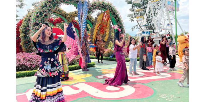 SHOW PARADE: Sejumlah talent dalam show parade edisi spesial Lebaran di Baloga sedang mengajak pengunjung flash mob beberapa hari lalu.
