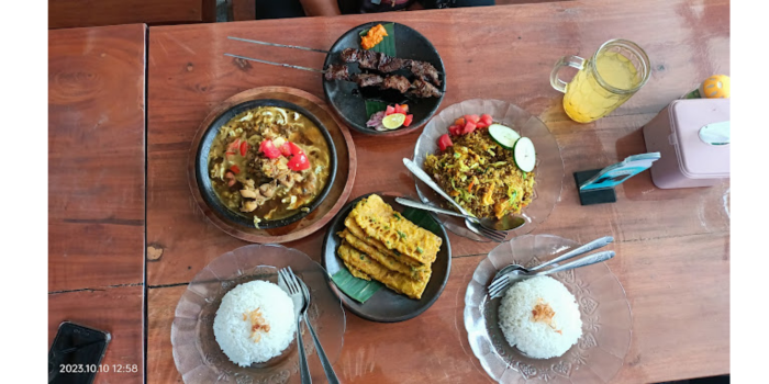 Potret menu yang ada di Warung Mundu Batu. (Google/Ikhwan Nurdin)