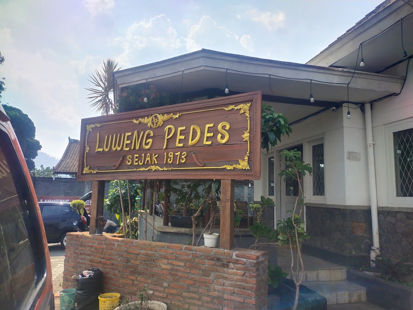 Warung pedes luweng terkenal di Kota Batu (DEDY A ISMAIL).