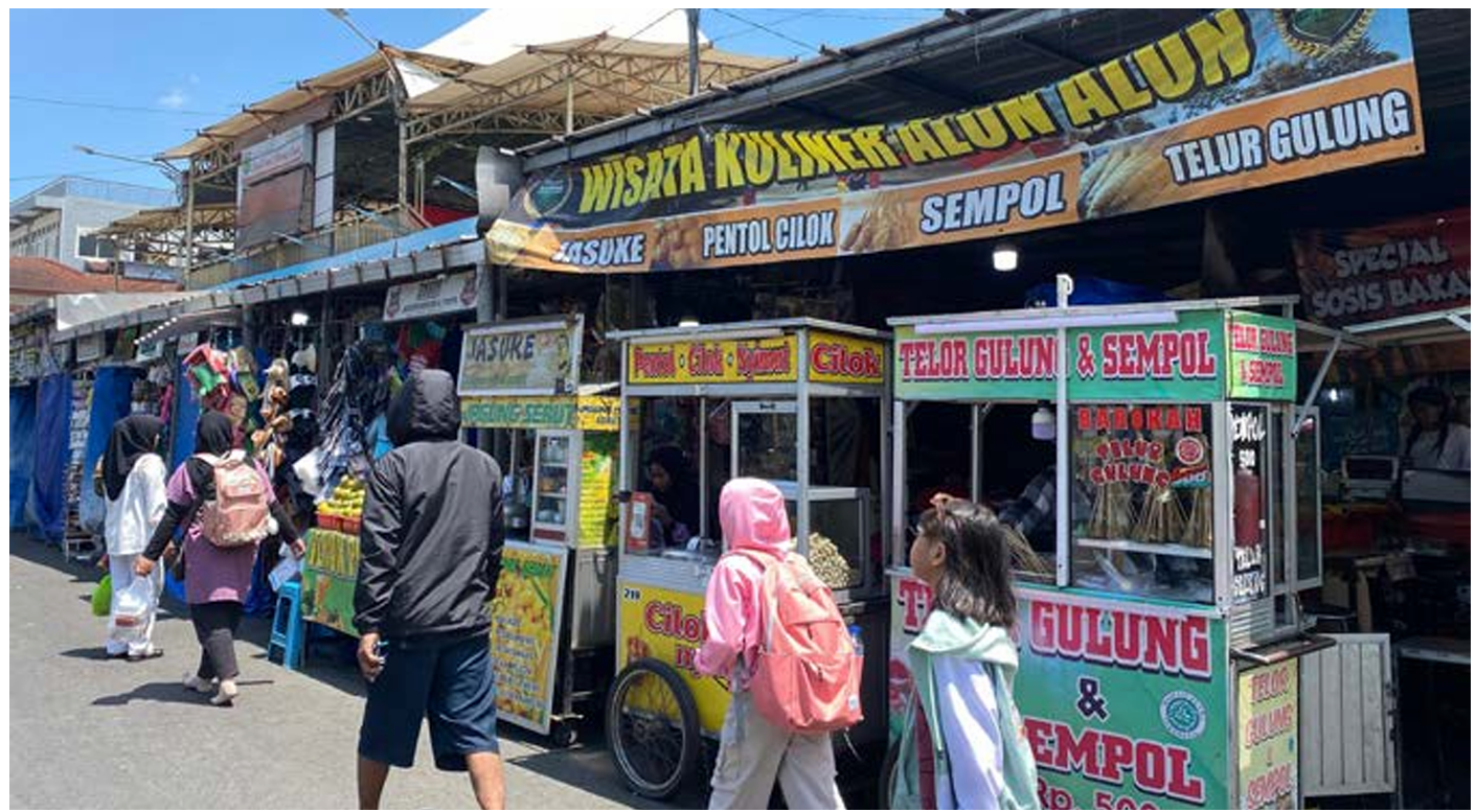 SENTRA KULINER: Deretan PKL Alun Alun Kota Wisata Batu tampak bergeliat kemarin (9/4). (RORI DINANDA BESTARI/RADAR BATU)