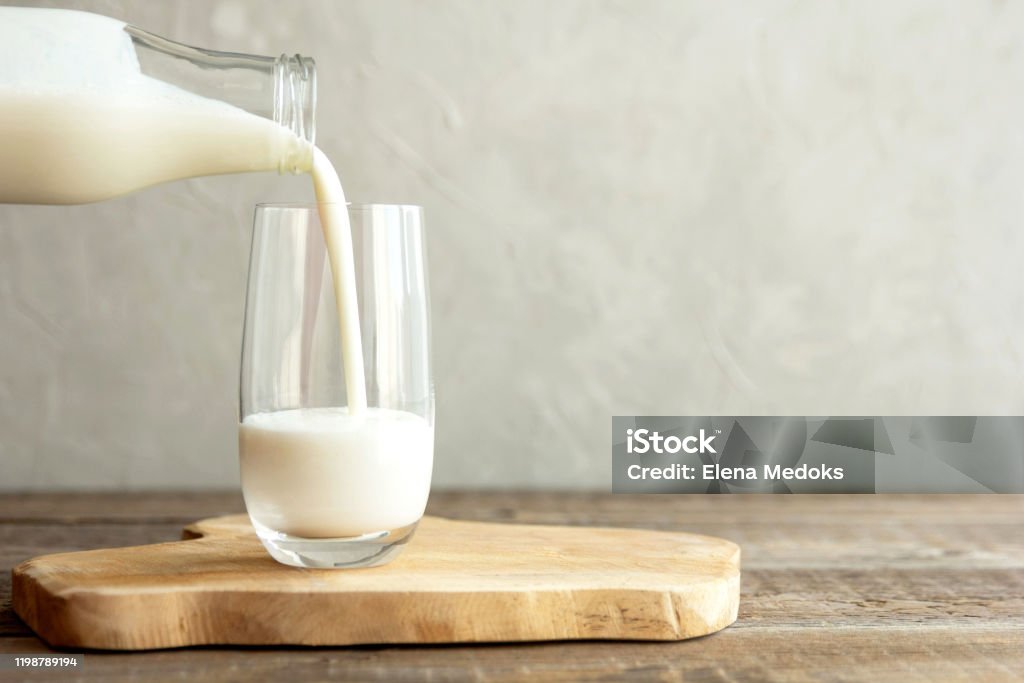 Ilustrasi dari segelas susu. (istock photo (Elena Medoks))
