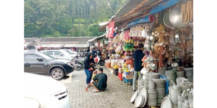RAMAI: Pembeli berdatangan silih berganti ke Pasar Wisata Dewi Sri Pujon untuk berbelanja berabagai macam oleh-oleh beberapa hari lalu. (MOH RIZAL/RADAR BATU)