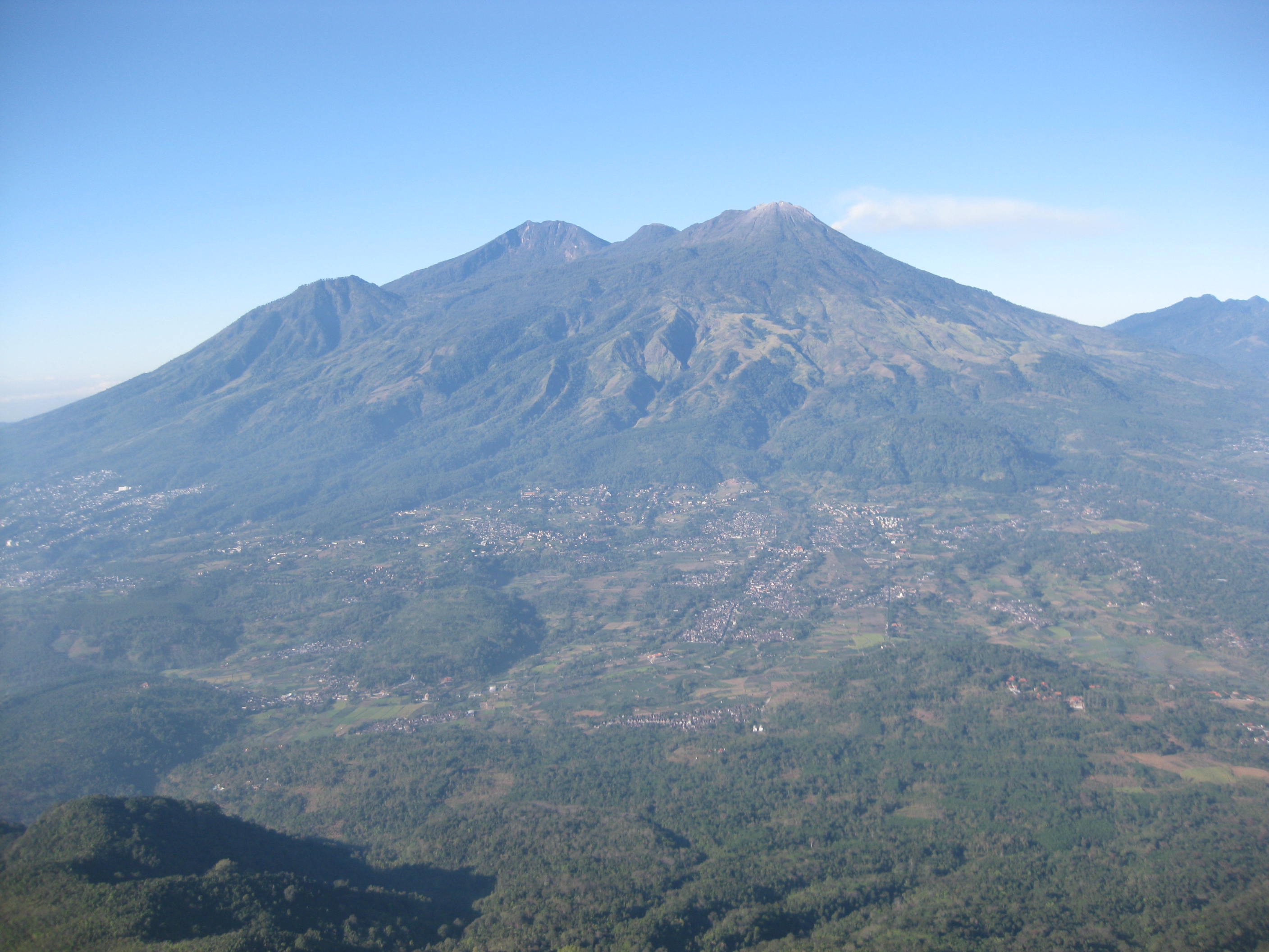 Gunung Arjuno, gunung tertinggi ke 4 di Pulau Jawa. (Wikipedia)