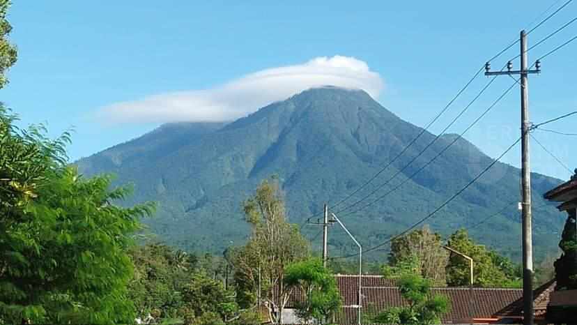 Gunung Kawi tampak jauh. (beritajatim.com)