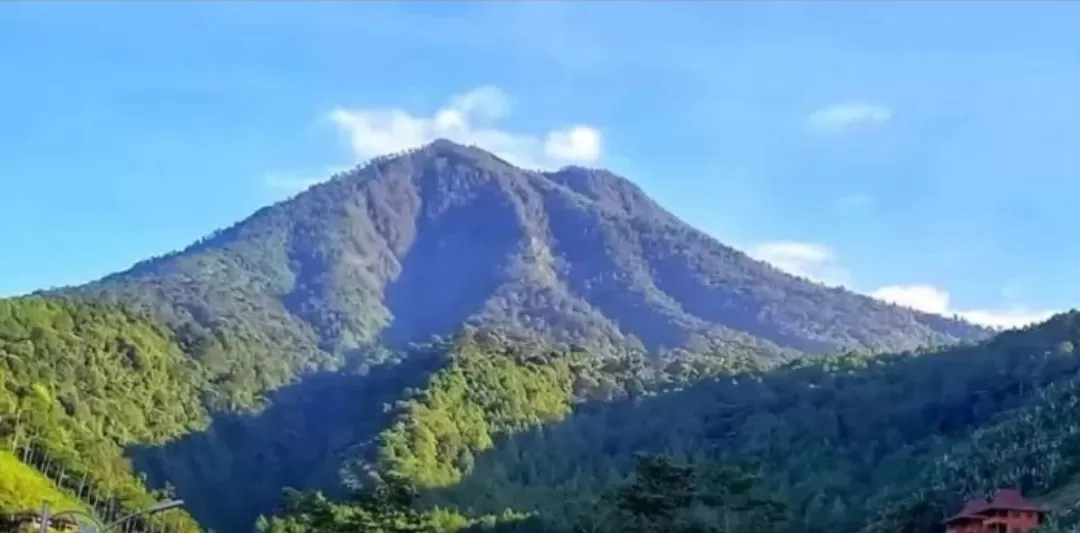 Gunung Kawi, gunung yang sering digunakan untuk tempat ritual keagamaan. (Radar Lamongan)