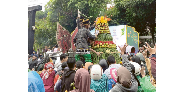 Ribuan warga berebut Tumpeng Ketupat Agung dalam acara Grebeg Ketupat di Alun-Alun Kota Wisata Batu kemarin (11/4) (RORI DINANDA BESTARI/RADAR BATU).