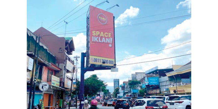 KOSONG: Salah satu reklame berukuran besar di kawasan Alun Alun Kota Wisata Batu masih belum disewa kemarin (11/4).
