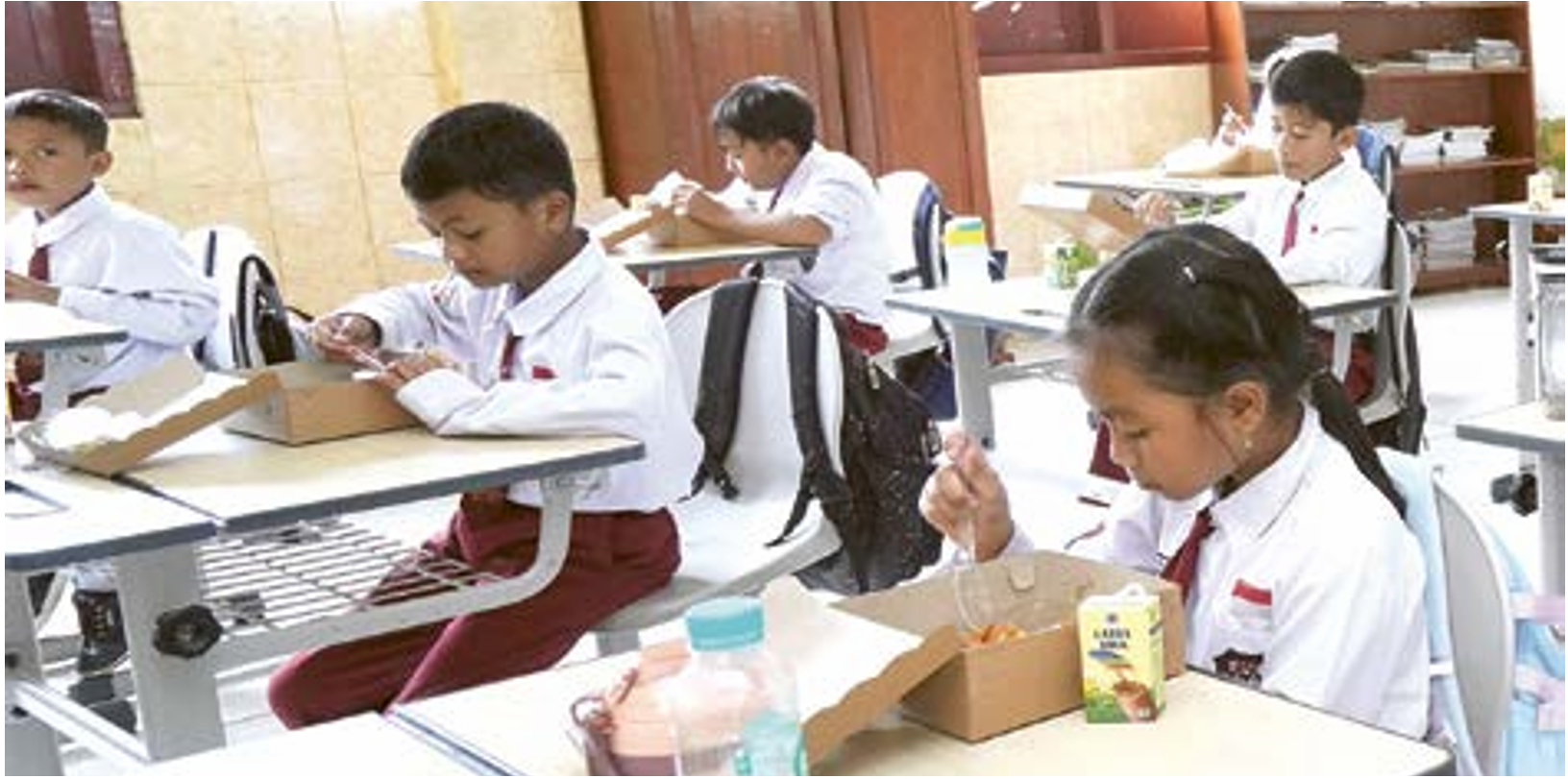 UJI COBA: Sejumlah siswa salah satu SD di Kota Batu sedang menyantap menu makan bergizi gratis beberapa waktu lalu. (PROKOPIM KOTA BATU FOR RADAR BATU)