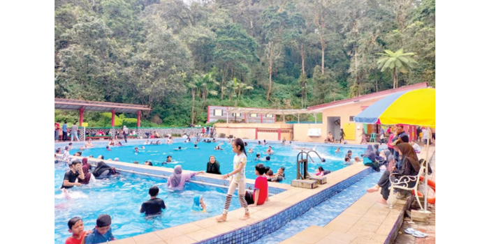 RAMAI: Wisata Pemandian Air Panas Cangar tak pernah sepi pengunjung. Ratusan wisatawan tampak memadati area kolam renang sebelum dilakukan penutupan pada (3/4). ( TAHURA RADEN SOERJO FOR RADAR MALANG)