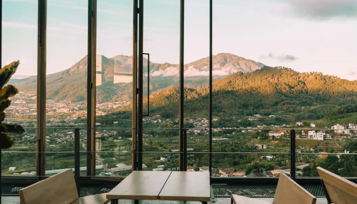 Suasana kafe Concrete Batu, nongkrong dengan view gunung. (concretebatu.com)