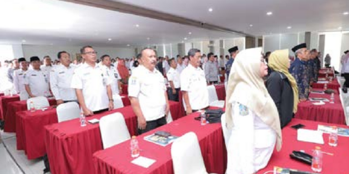KHIDMAT: Para kepala sekolah se-Jawa Timur mengikuti sosialisasi regulasi SPMB di Hotel Batusuki, Kecamatan Bumiaji kemarin (16/4).