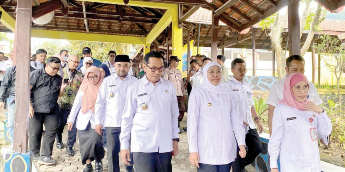 PENINJAUAN:Gubernur Jawa Timur Khofifah Indar Parawansa didampingi Wali Kota Batu Nurochman dan Wakil Wali Kota Batu Heli Suyanto mengunjungi Panti Perlindungan dan Pelayanan Sosial Petirahan Anak.