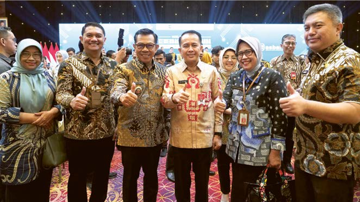 SINERGI: Wali Kota Batu Nurochman didampingi Kepala BKAD bersama Dirjen Bina Keuangan Daerah Kemendagri RI berpose usai peluncuran SP2D Online. (PROKOPIM KOTA BATU FOR RADAR BATU)