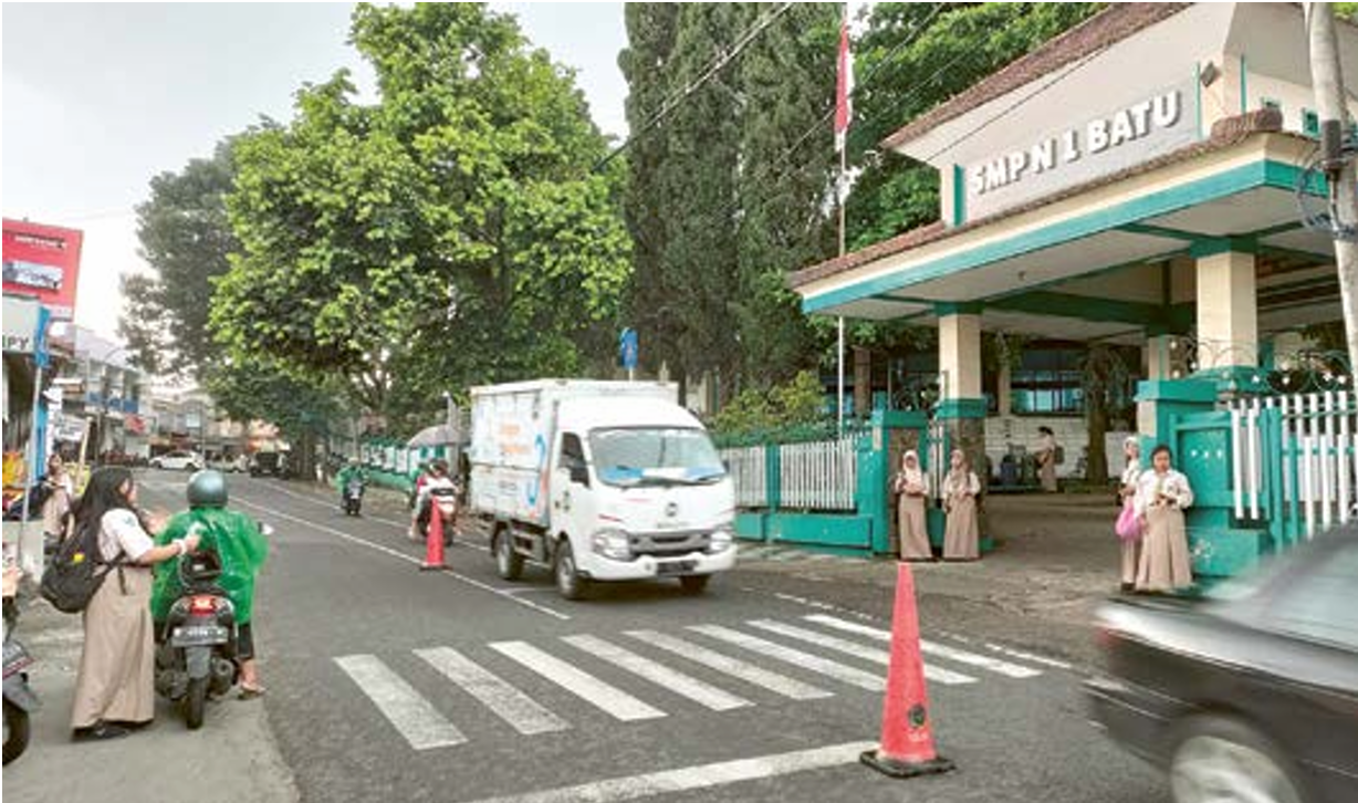 SERING MACET: Jalan Agus Salim depan SMPN 1 Kota Batu jadi langganan macet saat jam berangkat dan pulang sekolah. (MOH RIZAL/RADAR BATU)