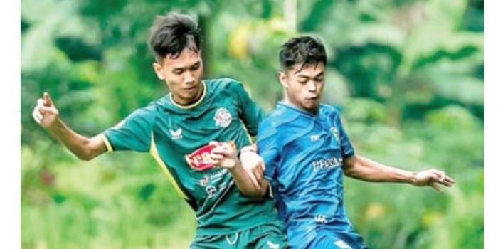 ASAH KEMAMPUAN: Pemain Persikoba (kanan) berusaha melindungi bola dalam laga uji coba melawan Mitra Surabaya di Jember, Rabu lalu (16/4).