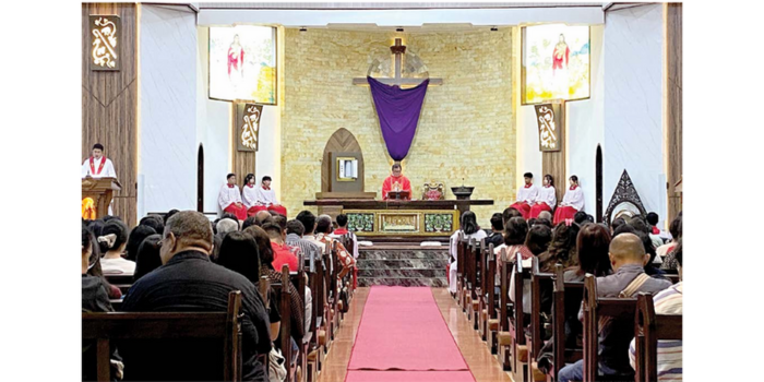 KHIDMAT: Para jemaat Kristiani sedang melakukan ibadah misa pada Jumat Agung di Gereja Paroki Gembala Baik Batu kemarin (18/4). (RORI DINANDA BESTARI/RADAR BATU)