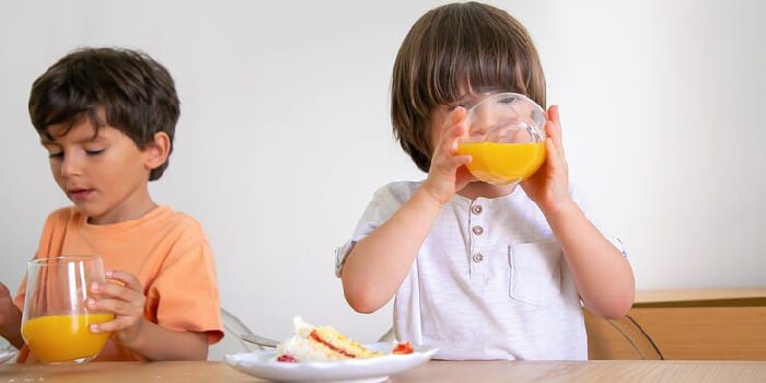 Ilustrasi Anak Mengonsumsi Makanan dan Minuman Bernutrisi (sumber foto: freepik)