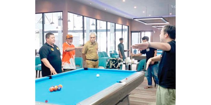 PENINJAUAN: Kepala Disdik Kota Batu M. Chori bersama tim dari KONI Kota Batu melakukan survei di Carabao Bistro & Pool Batu untuk persiapan venue Porprov IX Cabor Biliar beberapa waktu lalu.