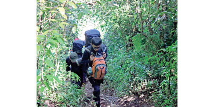 MENANTANG: Para pendaki melintasi jalur pendakian Gunung Arjuno via Desa Sumberbrantas, Kecamatan Bumiaji beberapa waktu lalu.