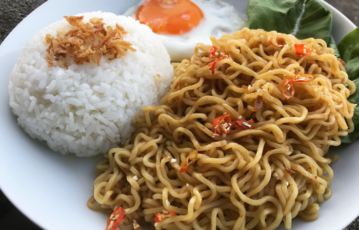 Dampak dari mengomsumsi mie goreng dan nasi putih secara bersamaan (Titipku)