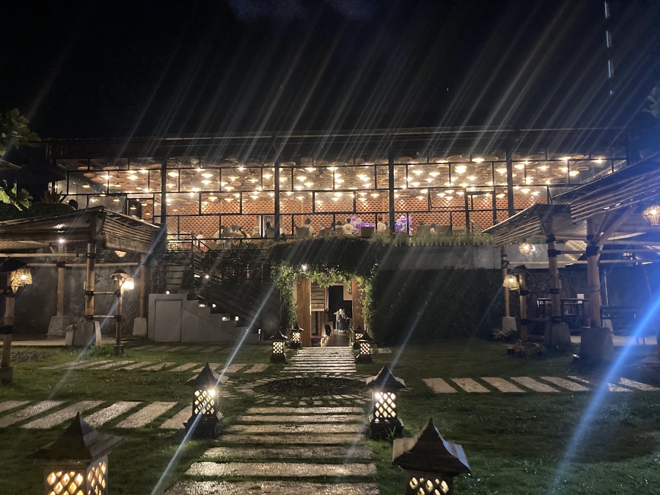 Pemandangan bangunan Varna Cafe dari depan (Official Varna Cafe & Scenery on Google Maps).
