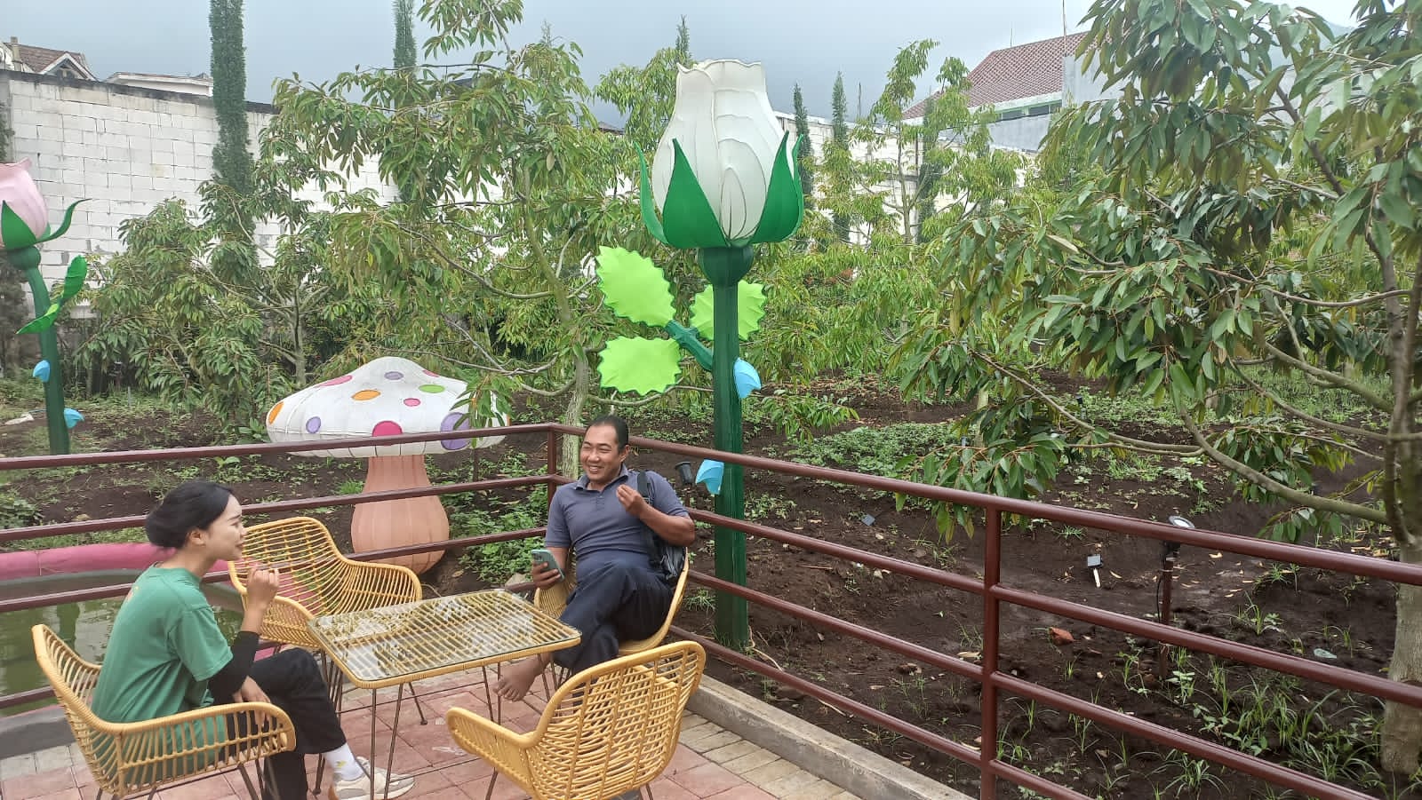 KEBUN DURIAN:Pengunjung Dufan sedang menikmati suasana di keun durian yang asri dan sejuk.