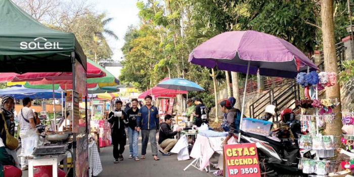 MAKIN EKSIS: Pedagang kaki lima (PKL) menjajakan makanan dan aksesories di CFD Mbatu Sae kemarin pagi (20/4) (RORI DINANDA BESTARI/RADAR BATU).