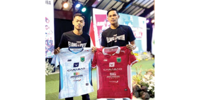 RESMI DILAUNCHING: Dua pemain Persikoba menunjukkan dua jersey yang dilaunching di Pendopo Rumah Dinas Wali Kota Batu kemarin malam (20/4) (RORI DINANDA BESTARI/RADAR BATU).
