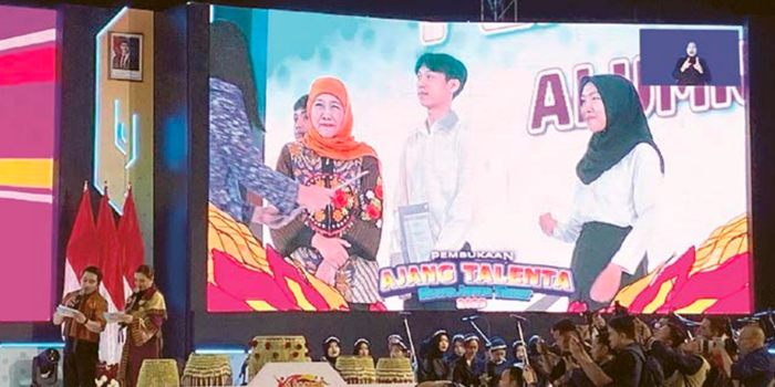 Gubernur Jawa Timur Khofifah Indar Parawansa menyerahkan secara simbolis ijazah yang tertahan di sekolah kepada alumnus SMA/SMK swasta Kota Batu tahun lalu di Aula Sekolah Alkitab.