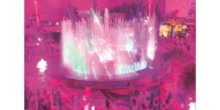 MEMUKAU PENGUNJUNG: Pertunjukan air mancur menari atau dancing fountain dipadati pengunjung beberapa hari lalu.