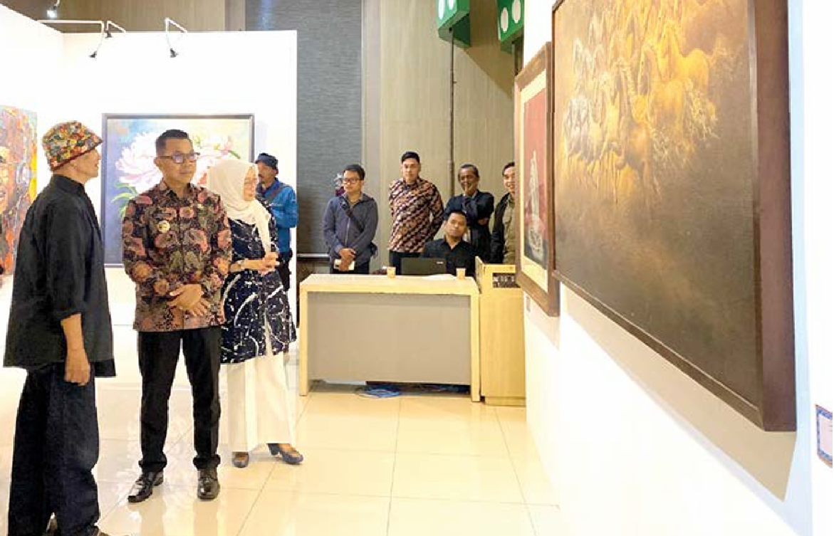 Wali Kota Batu Nurochman melihat karya seni para seniman setelah pembukaan Pameran Kenduri Rupa di Gedung Graha Pancasila Balai Kota Among Tani pada Senin (21/4). (RORI DINANDA BESTARI/RADAR BATU)