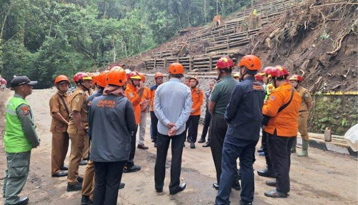 Kalaksa BPBD Jatim Gatot Soebroto meninjau kesiapa pembukaan terbatas jalur longsor Pacet-Cangar (23/4/2025. Jalur tersebut akan dibuka secara terbatas mulai pukul 15.00-18.00.(tribunmataram.com)