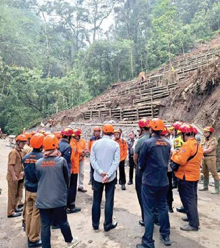 HAMPIR SELESAI: Tim gabungan sedang melakukan evaluasi di Jalur Cangar-Pacet pada 21 April lalu, sebelum memutuskan dibuka kembali kemarin (23/4). (BPBD JATIM FOR RADAR BATU)