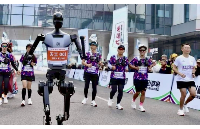 Lomba setengah marathon yang diikuti oleh Robot Humanoid pertama di Beijing (Runningmagazine)