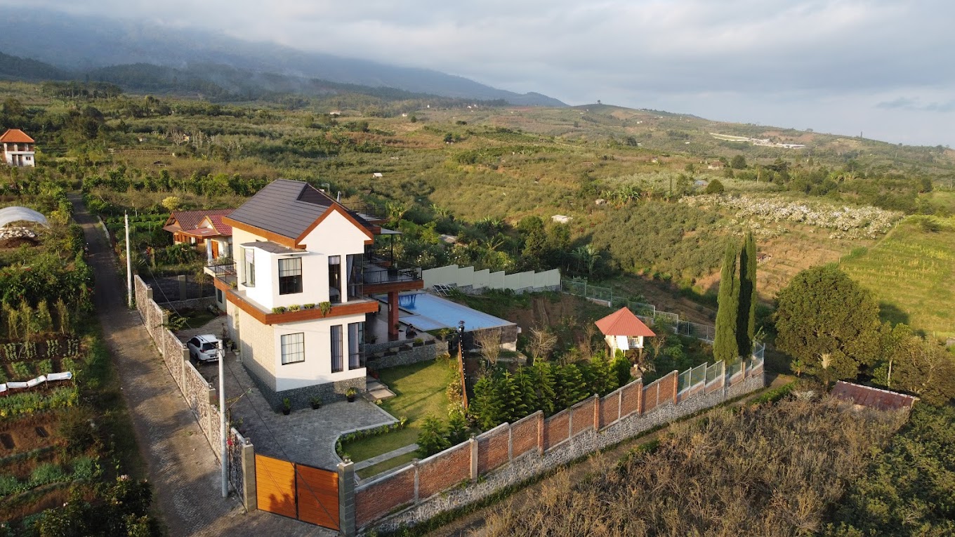 Twinpine Villa (@villa_twinpinebatu).