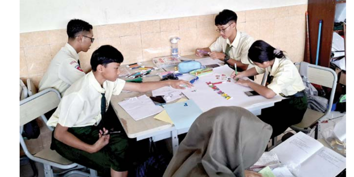 Siswa SMPN 2 Batu sedang melakukan diskusi di dalam kelas. Siswa yang  akan melanjutkan ke SMA atau SMK negeri bakal diwajibkan untuk tes kesehatan. (RORI DINANDA BESTARI/RADAR BATU)