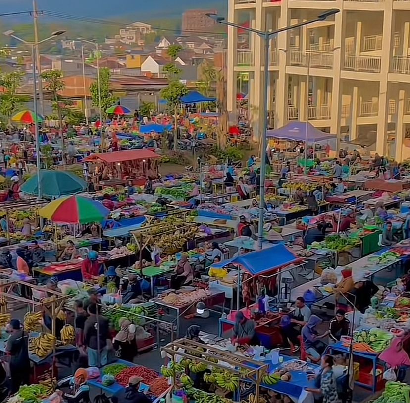 Pasar induk among tani batu, surga kuliner baru bagi wisatawan batu. (tiktok/@FudilaIsyaArida)