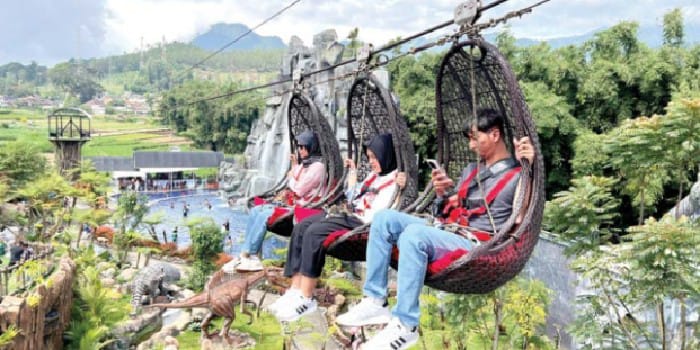 SERU: Tiga wisatawan di Florawisata Santerra De Laponte menjajal wahana baru keranjang sultan beberapa hari  lalu.