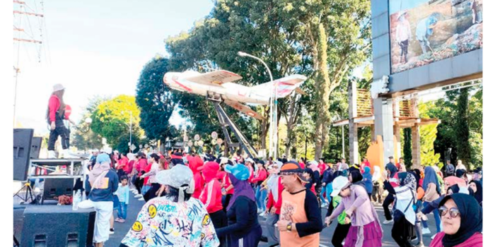ENERGIK: Kelompok senam beberapa desa meramaikan event zumba bersama CFD Mbatu Sae di Jalan Sultan Agung, Kecamatan Batu, kemarin (27/4).