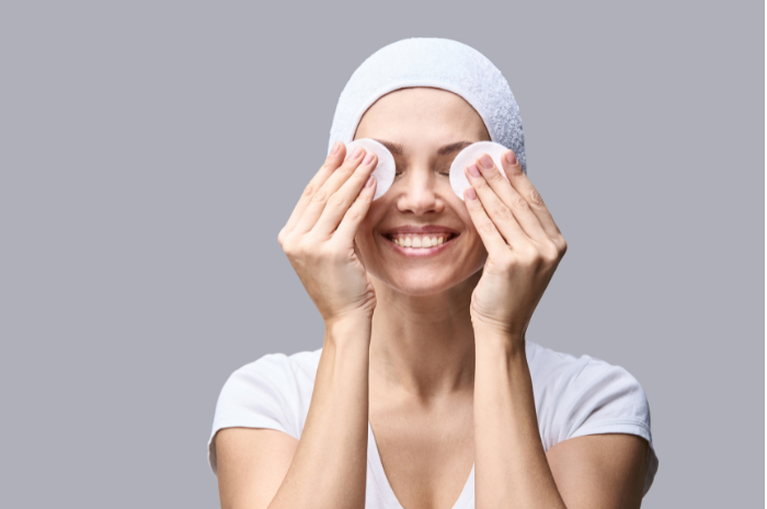 Ilustrasi membersihkan wajah dengan micellar water. (Canva/Elena Safonova)