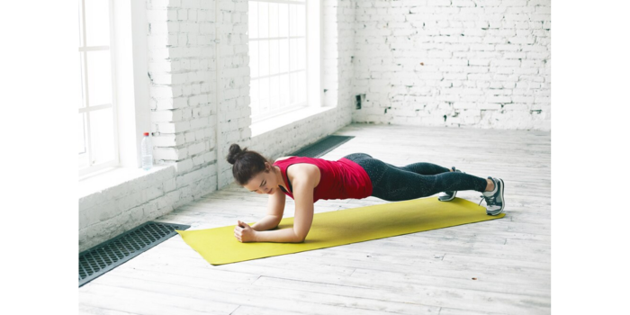 Ilustrasi perempuan sedang plank. (Freepik)