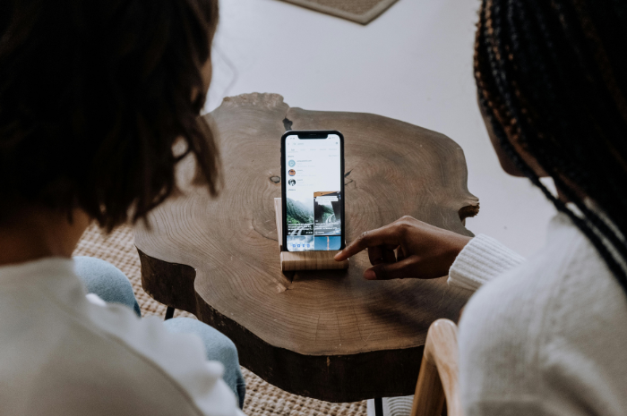 Ilustrasi scroll TikTok yang mengakibatkan short attention span. (Pexels/cottonbro studio)
