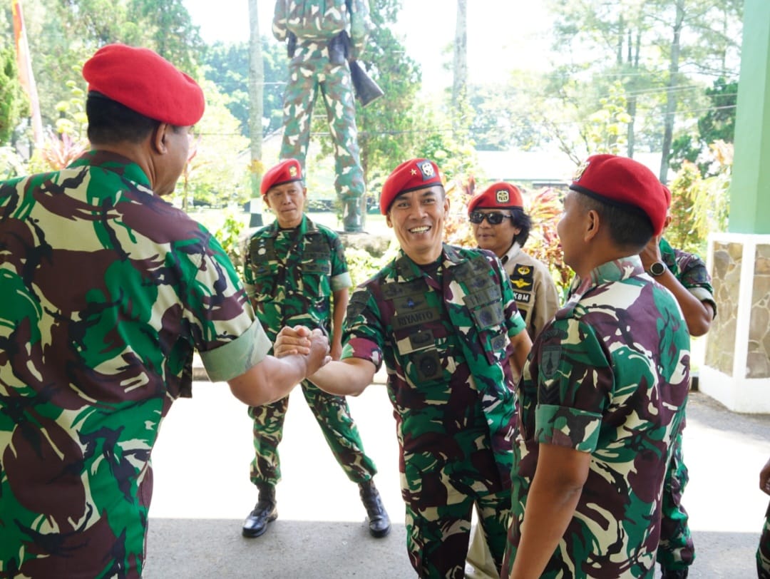 SOLID: Kepala Staf Divisi Infanteri 2/Kostrad, Brigjen TNI Riyanto SIP berjabat tangan salah seorang prajurit lain di Markas Divisi Infanteri 2/Kostrad Singosari, Malang kemarin (30/4)
